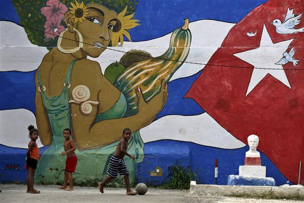 Raul Castro calls on Obama to dismantle Cuba embargo