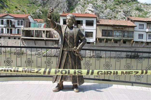 VIDEO: Selfie-taking Ottoman statue now under police protection