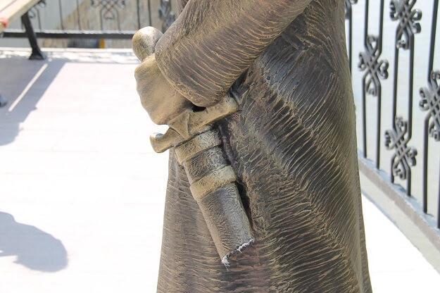 VIDEO: Selfie-taking Ottoman statue now under police protection