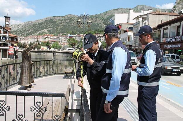 VIDEO: Selfie-taking Ottoman statue now under police protection