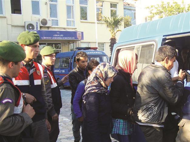 Turkey captures 122 migrants inside vehicles