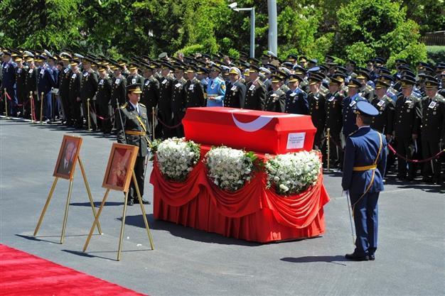 Low-key ‘state’ funeral for Turkish coup leader