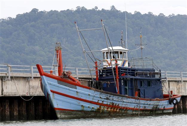Asia boatpeople pushed back to sea as UN calls for rescue