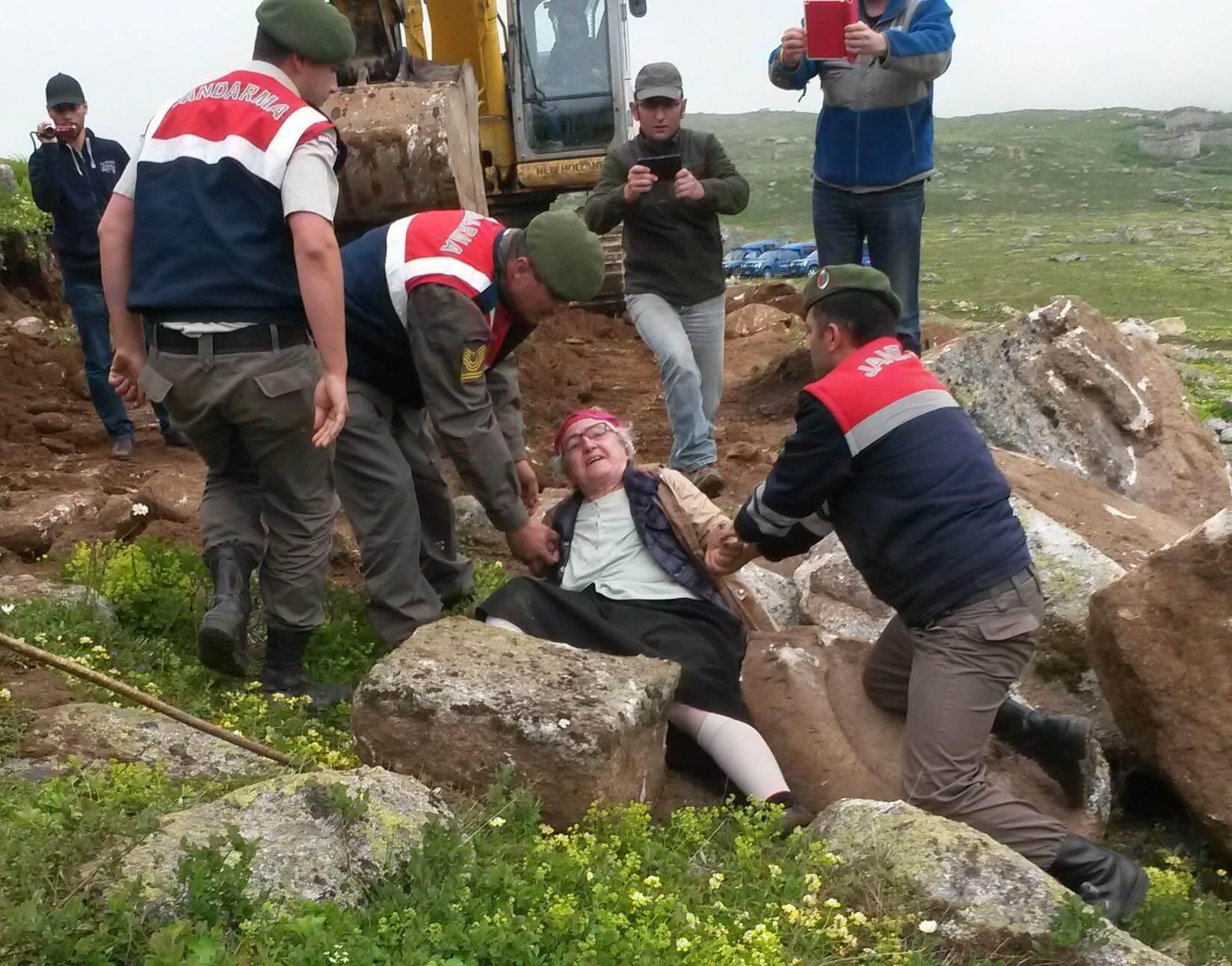 Gendarmerie forces intervene as Black Sea locals resist contentious new road construction