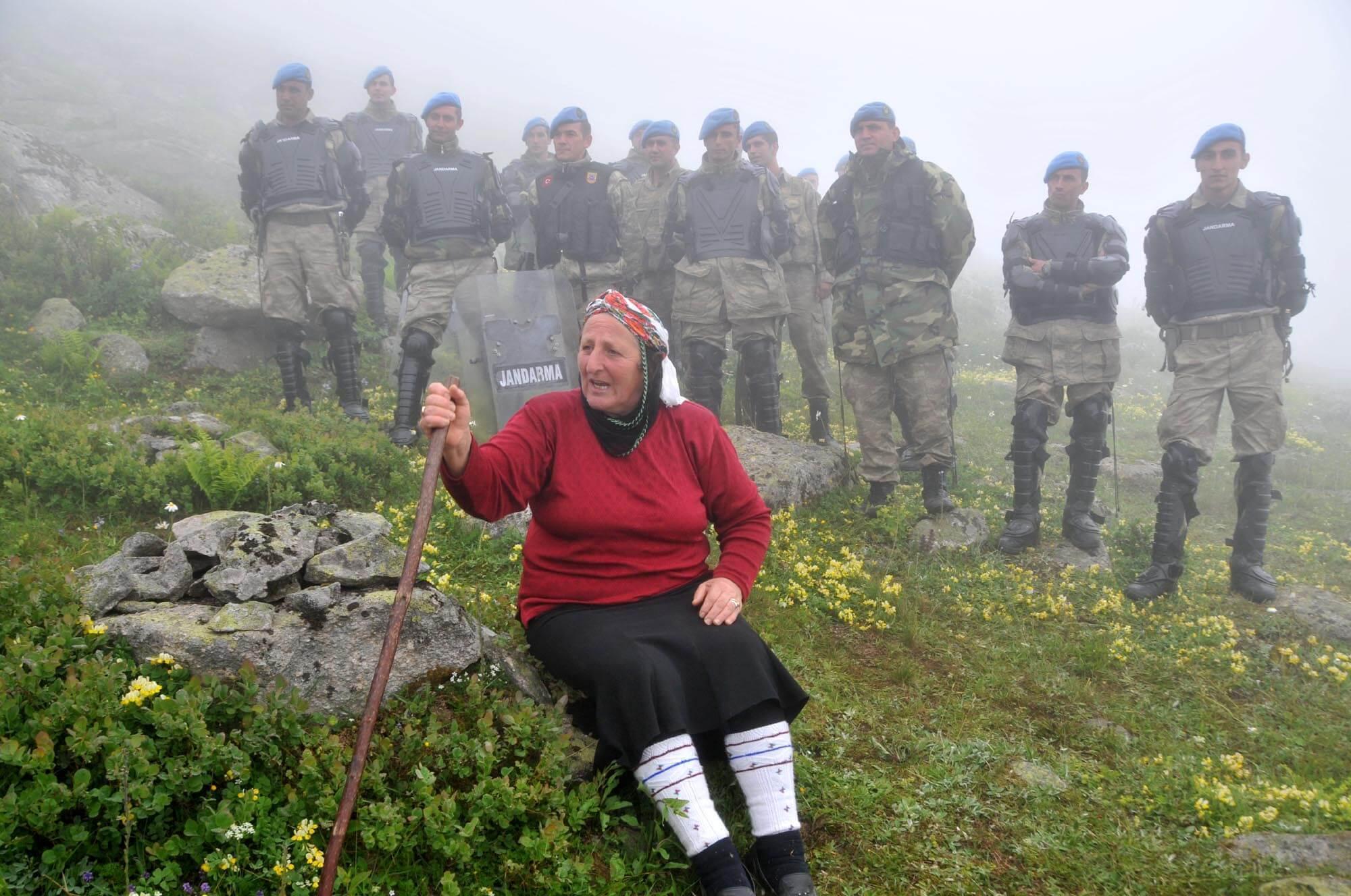 Gendarmerie forces intervene as Black Sea locals resist contentious new road construction