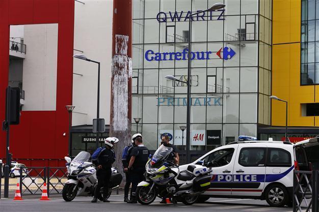 French special forces evacuate 18 people from mall after gunmen attack: Police