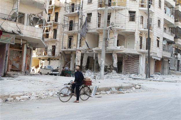 13 dead in Syria regime raids on ISIL-held town