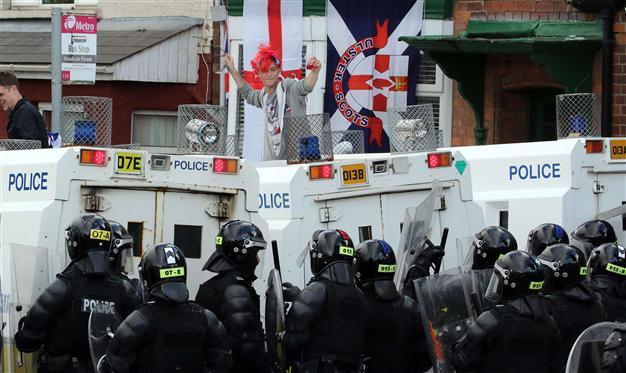 Northern Irish police attacked at parade, 24 injured