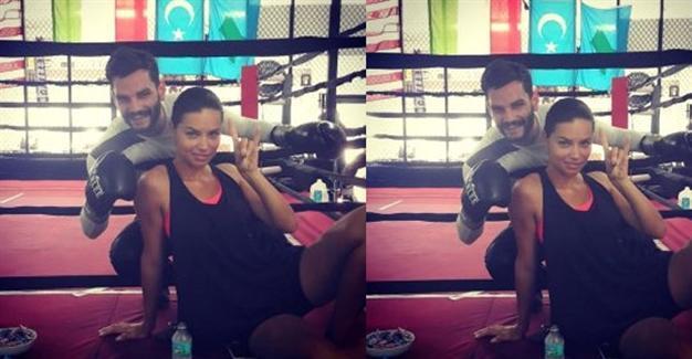 VIDEO: Adriana Lima makes Turkish nationalist ‘grey wolf’ gesture, howls