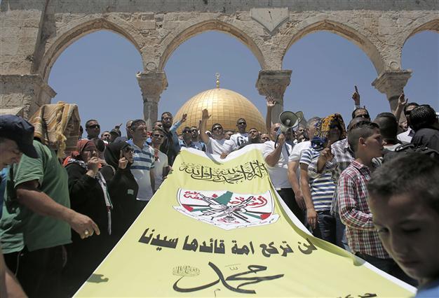 Israel police enter Islam holy place