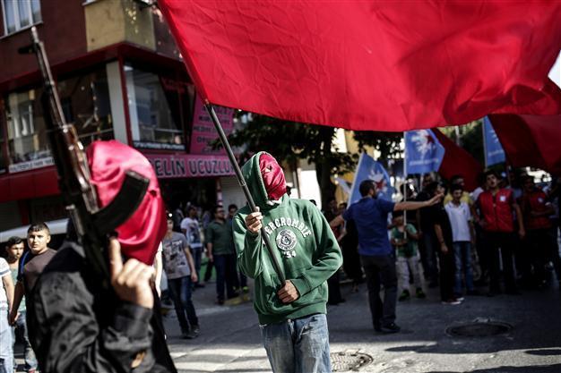 Rifle-carrying men seen at Istanbul funerals of Suruç victims