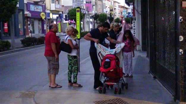 VIDEO: People hit streets after earthquakes in western Turkey
