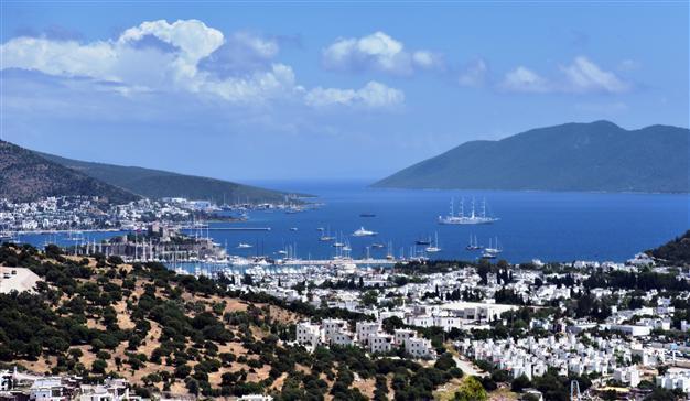 Foreign visitors to Turkey fall in first half amid economy, security woes