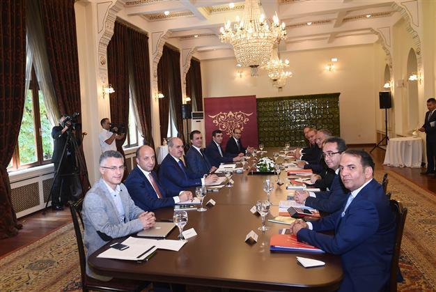 AKP talks with CHP continue, in close contact with MHP for coalition