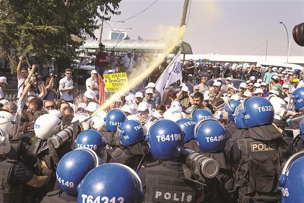 Collective bargaining for public servants’ wages begins as police intervene in union members’ march