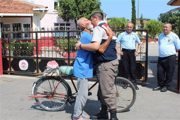 76-year-old man cycles 1,054 kilometers to see grandson