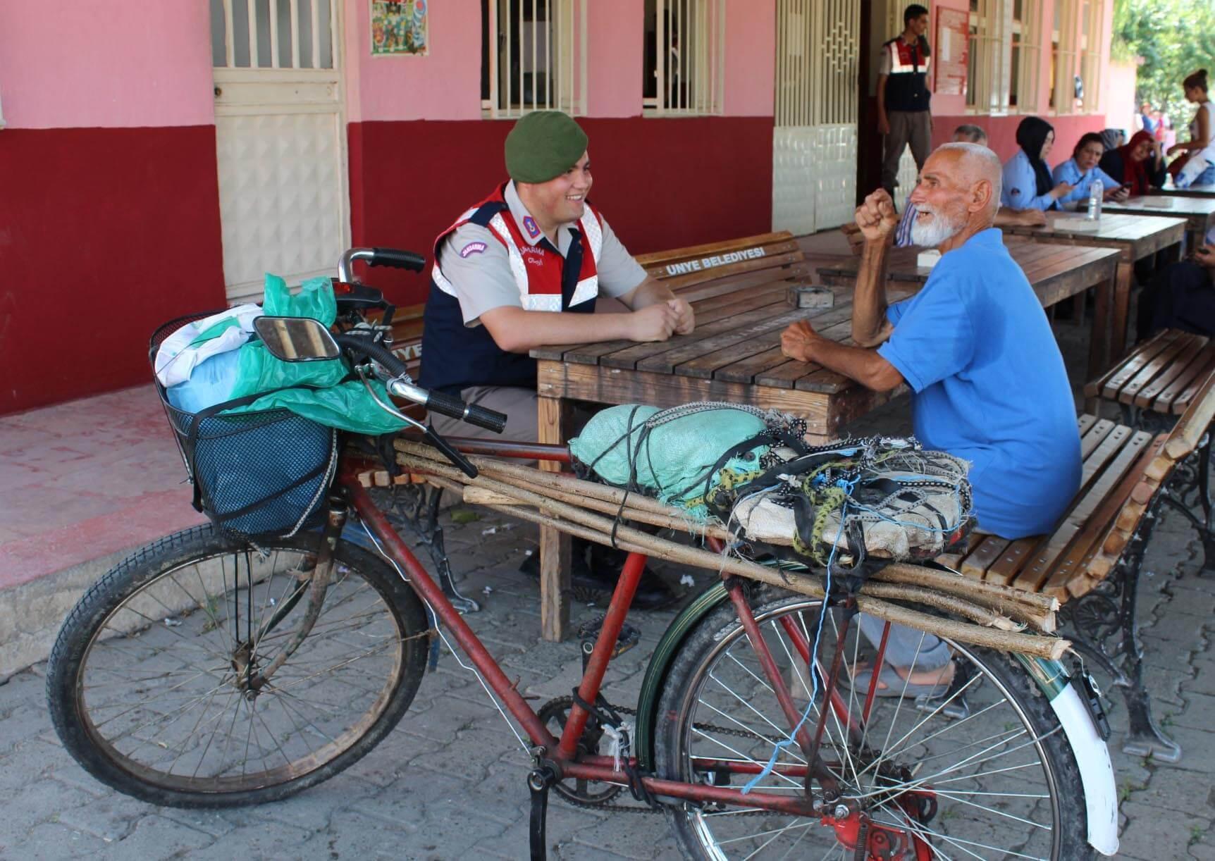 76-year-old man cycles 1,054 kilometers to see grandson