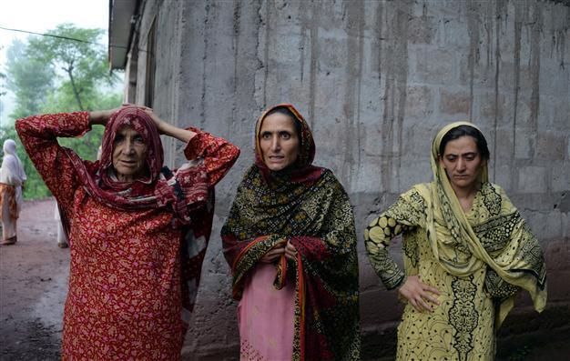 Pakistan defies rights protests to hang teen convict