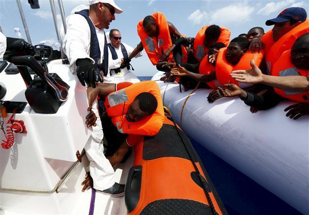 Mediterranean migrant deaths in 2015 pass 2,000: IOM