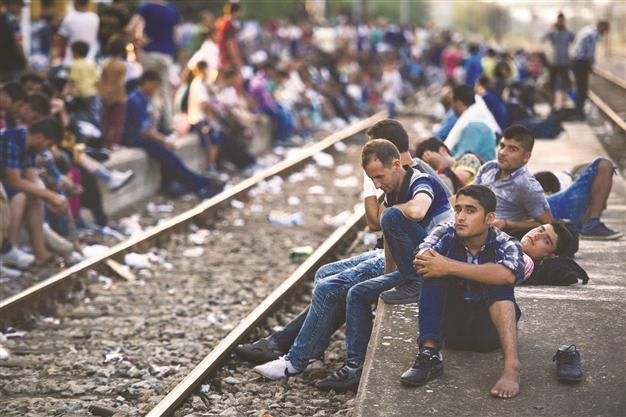 Juncker urges EU members to resist ‘populist’ rejection of migrants