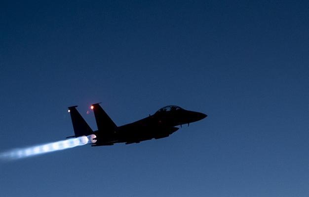 US-led raids destroy ISIL bridges on Syria-Iraq border: Monitor
