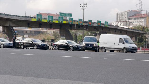 Istanbul police on alert after car bomb notice