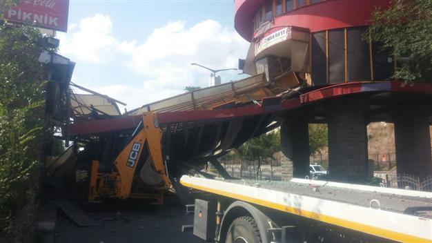 VIDEO: Truck hits, destroys restaurant overpass in Ankara
