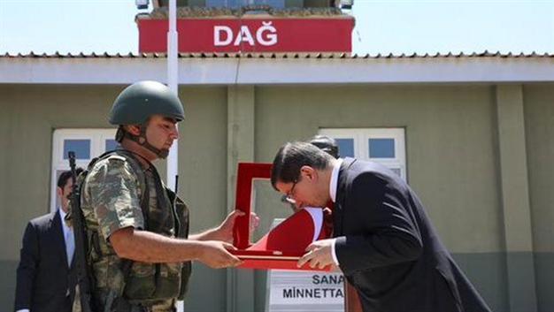 Turkish PM visits ISIL-hit border outpost amid heavy security