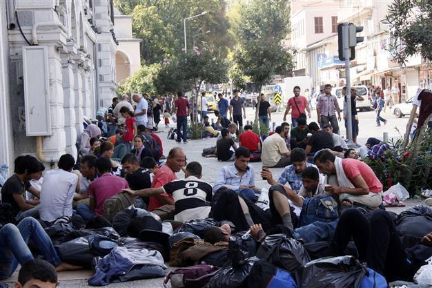 Turkey will not give Syrian refugees right to work: Minister