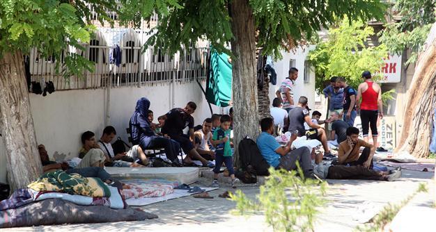 Checkpoints erected to prevent Syrian migrants from entering İzmir