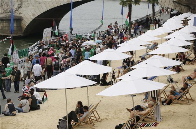 Tel Aviv beach attracts police and protests in Paris