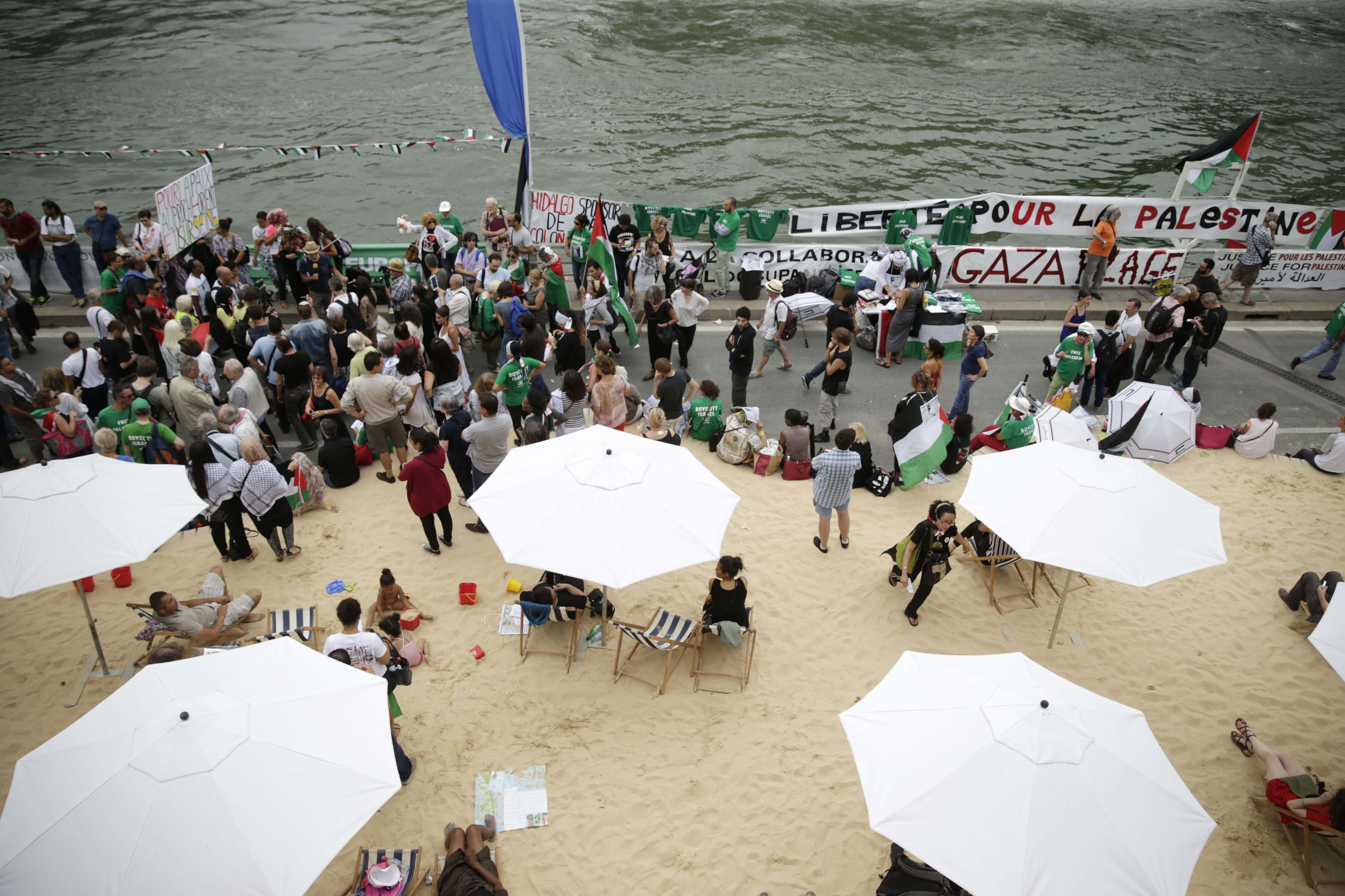 Tel Aviv beach attracts police and protests in Paris