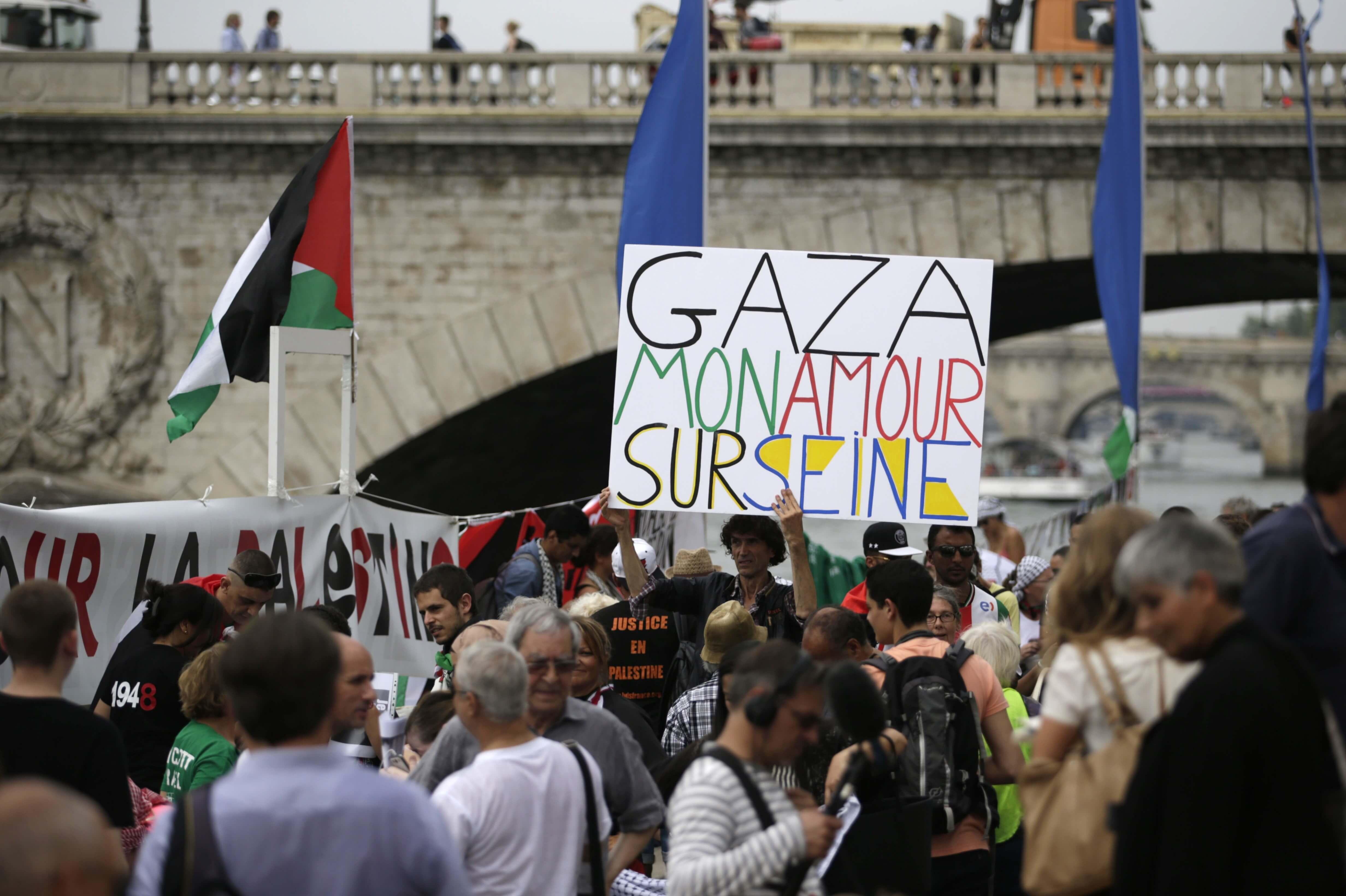 Tel Aviv beach attracts police and protests in Paris