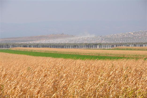 Turkey builds concrete wall along Syria border after attacks