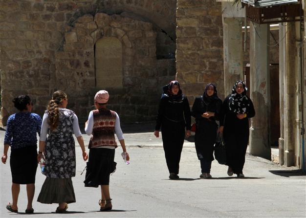 Palestinians banned from riding same buses as Israelis: Official