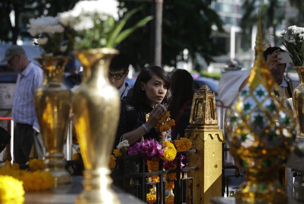 Bangkok bomb shrine reopens as police hunt suspect