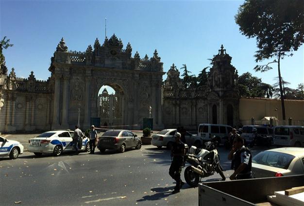 Gunmen captured after targetting police in front of Istanbuls Dolmabahçe Palace