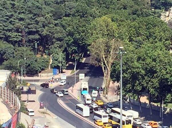 Gunmen captured after targetting police in front of Istanbuls Dolmabahçe Palace