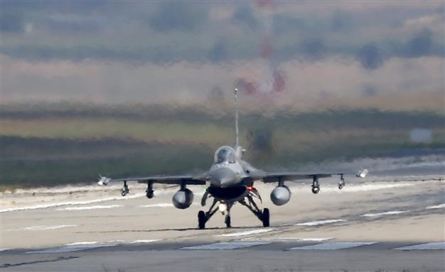 Turkish jets hit PKK bases in Iraqi border amid clashes
