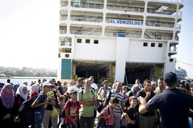 Ferry carrying 2,500 migrants reaches Greek port near Athens