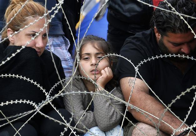 Thousands of migrants trapped on Macedonian border