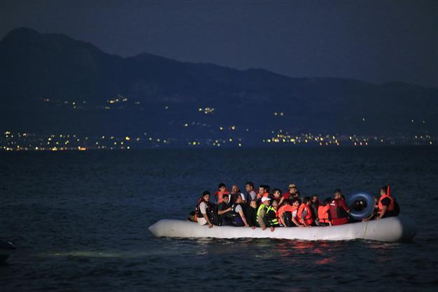Turkey detains over 400 migrants trying to cross to Greece