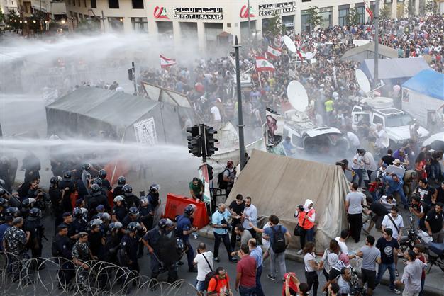 16 hurt as clashes erupt in Beirut trash protest