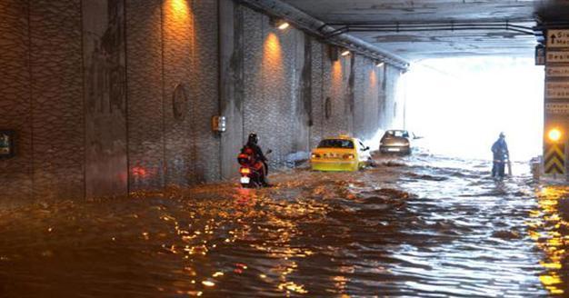 VIDEO: Heavy rain fills Istanbul’s central Taksim tunnel, floods Üsküdar