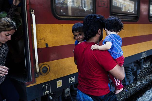 Bulgarian army steps in to buttress Macedonia border