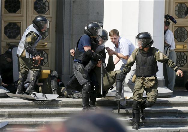 Police hurt in protests as Ukraine MPs votes on special status for east