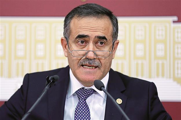 Former CHP deputy Özkes causes controversy with palace remarks