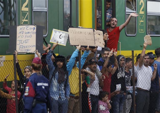 EU under pressure to agree binding refugee quotas as ministers meet