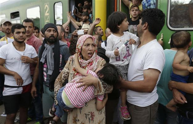 Hungary shuts border crossing after migrants escape