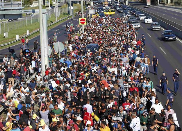 Syrian refugees continue Europe ‘journey’ on foot